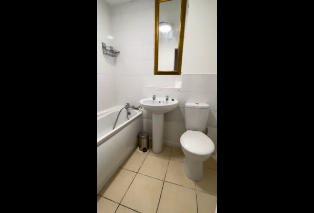 Huge Self-Contained Flat - Sep Bathroom & Kitchen  Main Photo