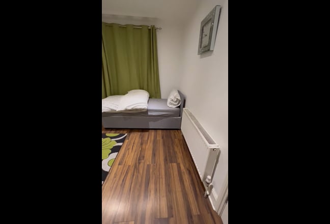 Large double room to rent in mitcham Main Photo