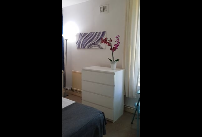 Double room in Wandsworth Road views Main Photo