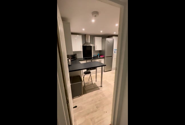 Large basement room 10 walk Queens Elizabeth Main Photo