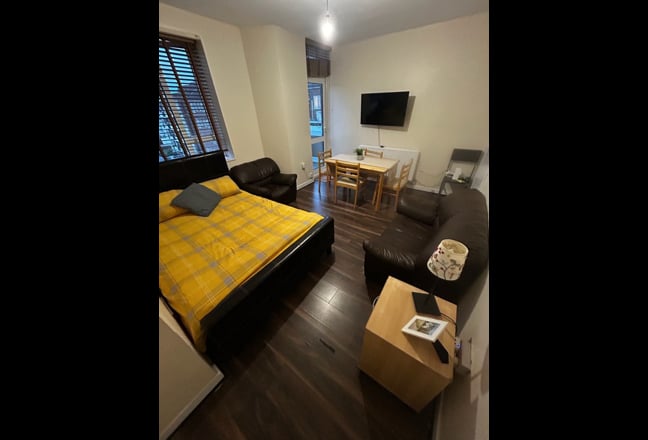 Video 1: Master room w balcony 1