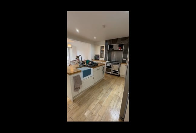 Video 1: Kitchen & lounge