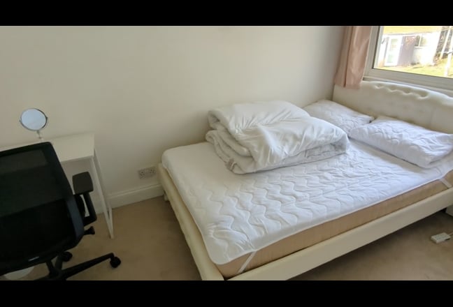 Spacious Double Room – Southgate, Crawley Main Photo