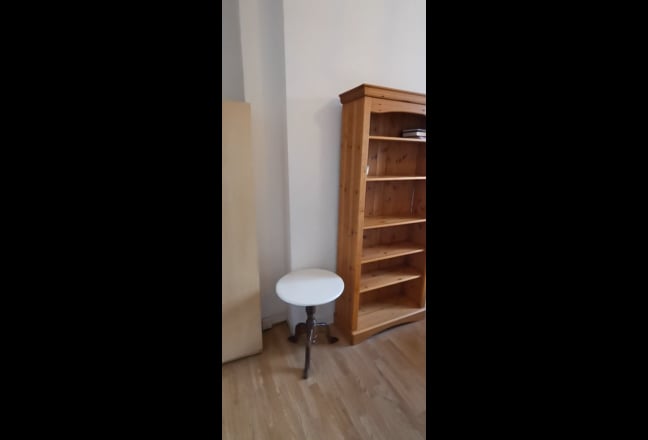Furnished double bedroom for one woman Main Photo