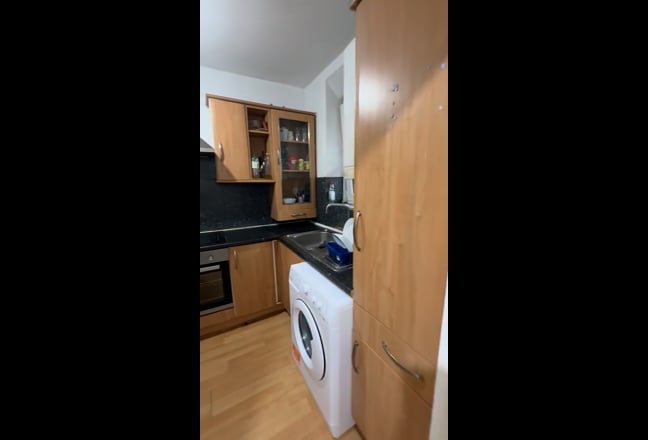 Huge size bedroom, close to train station and KCLH Main Photo