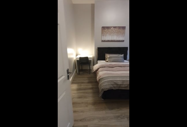 Beautiful   double bedroom next to RVH  Main Photo