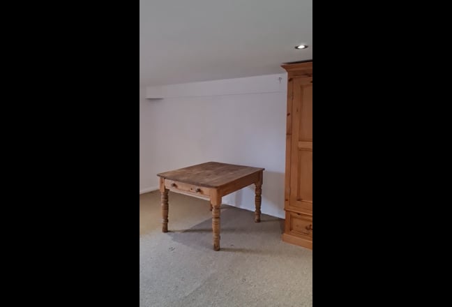 Spacious Lower Ground Room Sought After Location Main Photo
