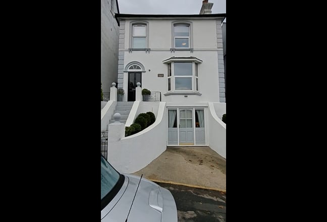  Kingsize double room near Redhill Station Main Photo