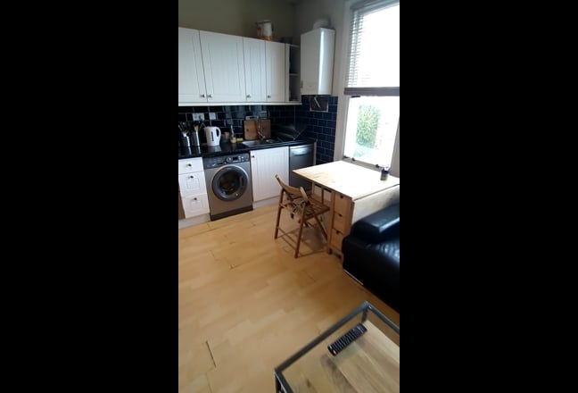 Wow!! 2 Dble Bedrooms with Private Bath, Clapham Main Photo
