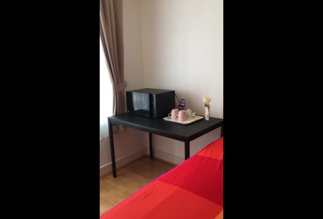 Large Ensuite room  Canary Wharf -Mon- Fri Let Main Photo