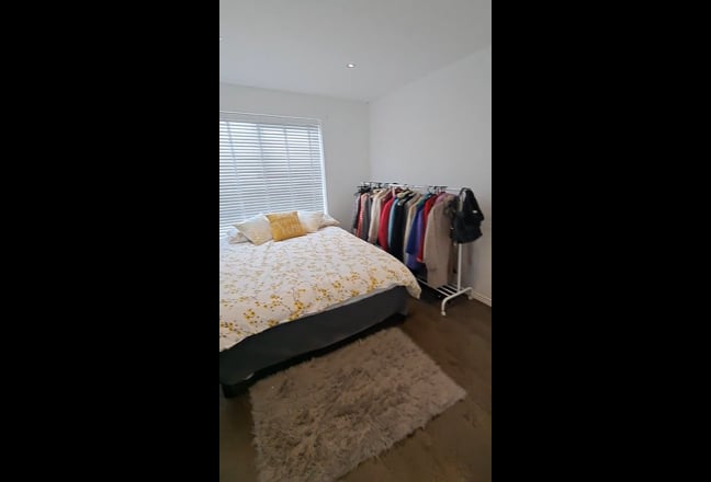 Travelling professional seeking to share 2B2B flat Main Photo