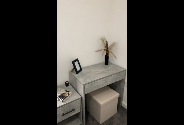 Smart Double Bedroom / feature wall Main Photo