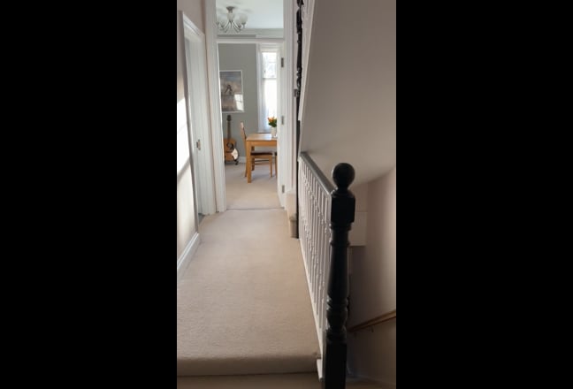 Double bed in spacious W4 flat Main Photo
