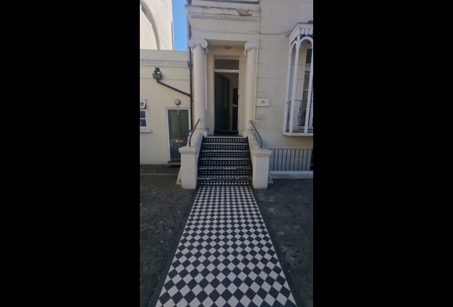 Fantastically located 3 double bed furnished flat Main Photo