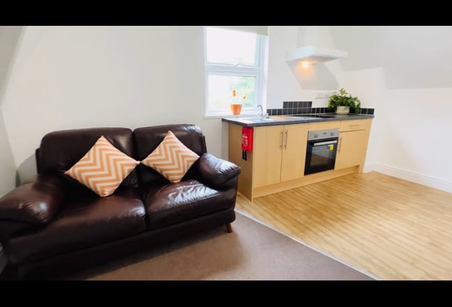 Smart Spacious 2nd floor flat    (80SRF9) Main Photo