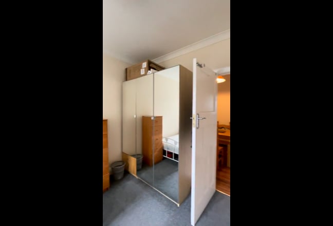 KT2 6RR - Spacious Double Room  Main Photo