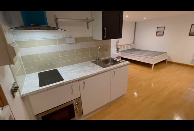 Must seen Large Studio in Burnt oak Main Photo