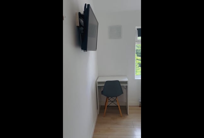 Lovely bright room in shared house  Main Photo