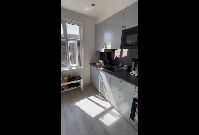 Stylish 3 bed flat, mins from 2 train stations Main Photo