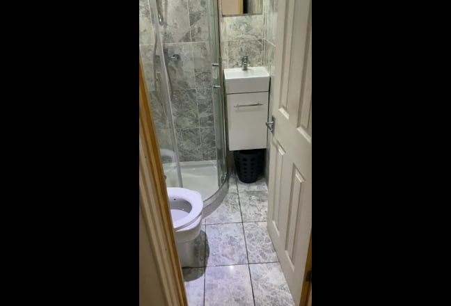 AL10 - Large Ensuite Room for Rent  (No Couple) Main Photo