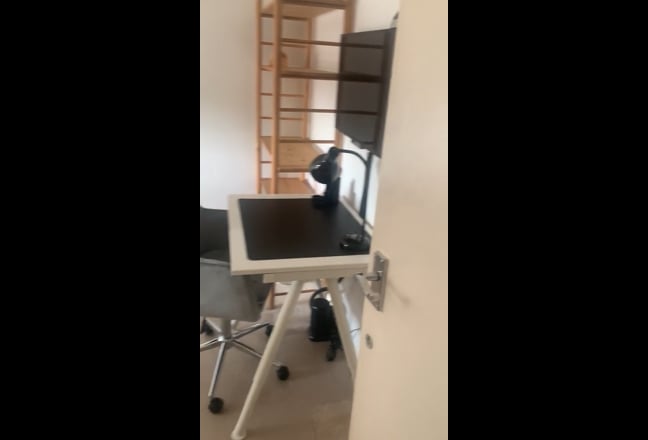 Large Light Double Room in Spacious 2 Bed Flat    Main Photo