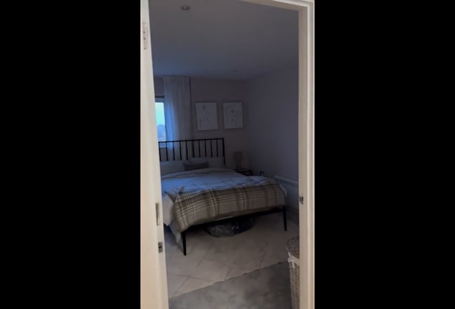 Double bedroom close to WB studios  Main Photo