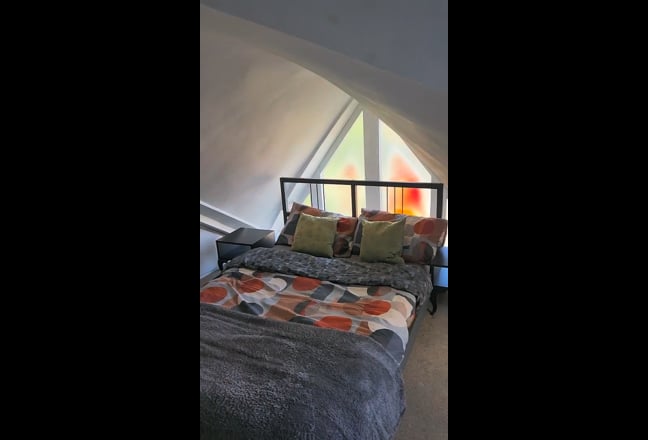 Lovely double bedroom with BATHROOM available now Main Photo