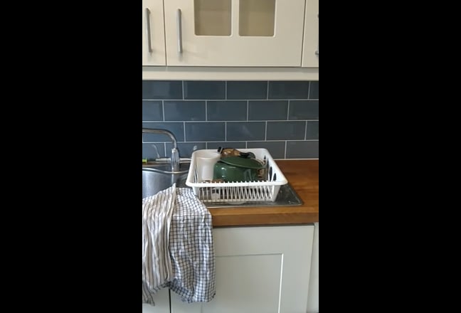 Sunny double room in a 2-bed flat Main Photo