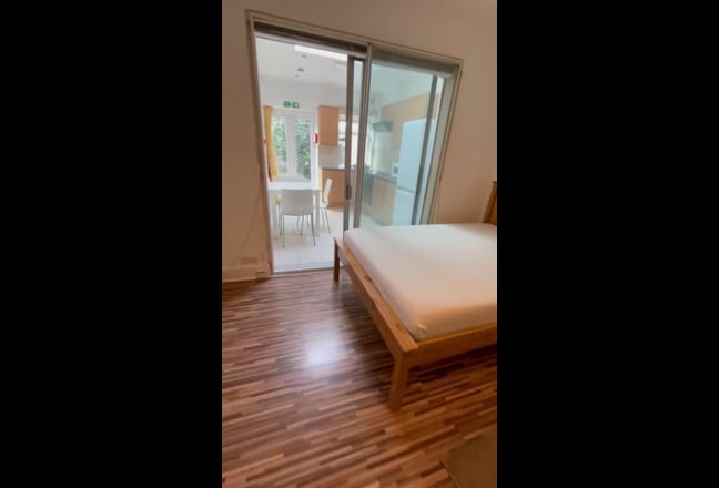 Lovely garden studio flat on Jersey Road, Osterley Main Photo