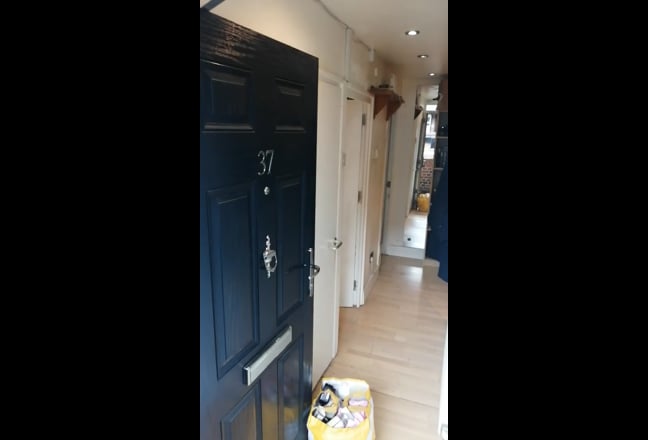 Beautiful Spacious Female Apartment in W12 Main Photo