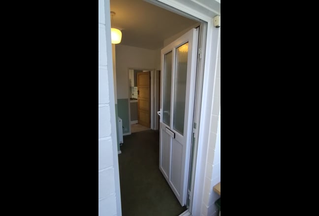 Spacious Room in Friendly house PhD/PGCE SEPT '25 Main Photo