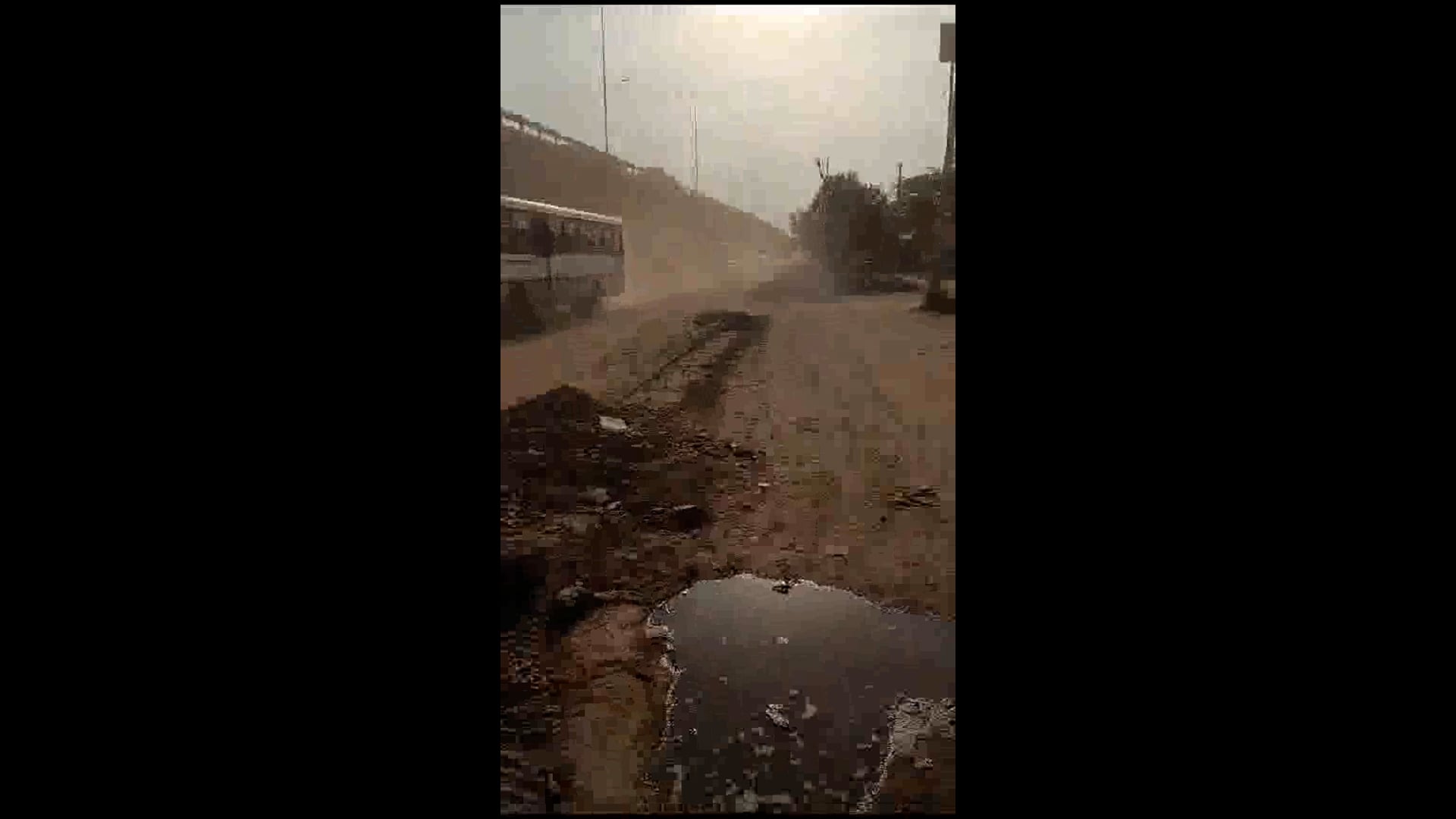 दूदू के मोखमपुरा ब्रिज के दोनों तरफ सर्विस लाइन नहीं बनने के कारण बहुत ज्यादा धूल का गब्बर चलने से दुकानदार परेशान।