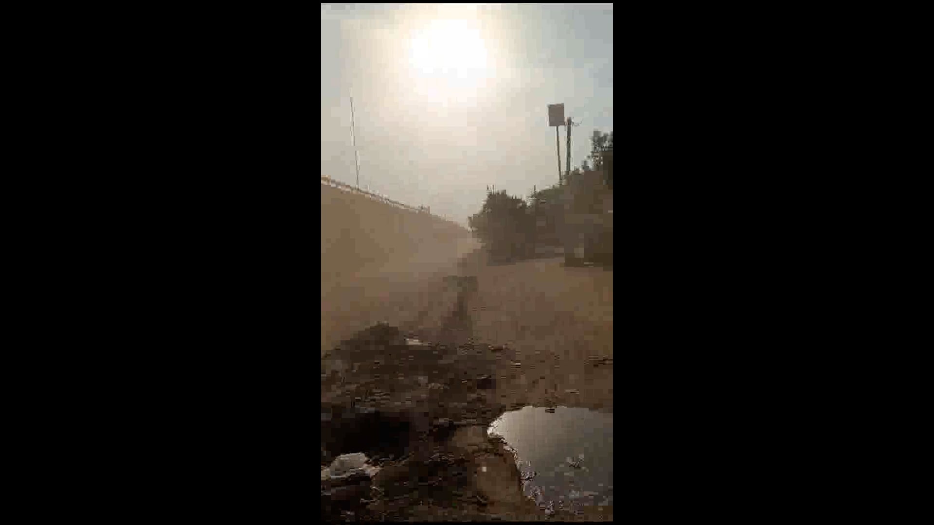 दूदू के मोखमपुरा ब्रिज के दोनों तरफ सर्विस लाइन नहीं बनने के कारण बहुत ज्यादा धूल का गब्बर चलने से राहगीर एवं दुकानदार परेशान।