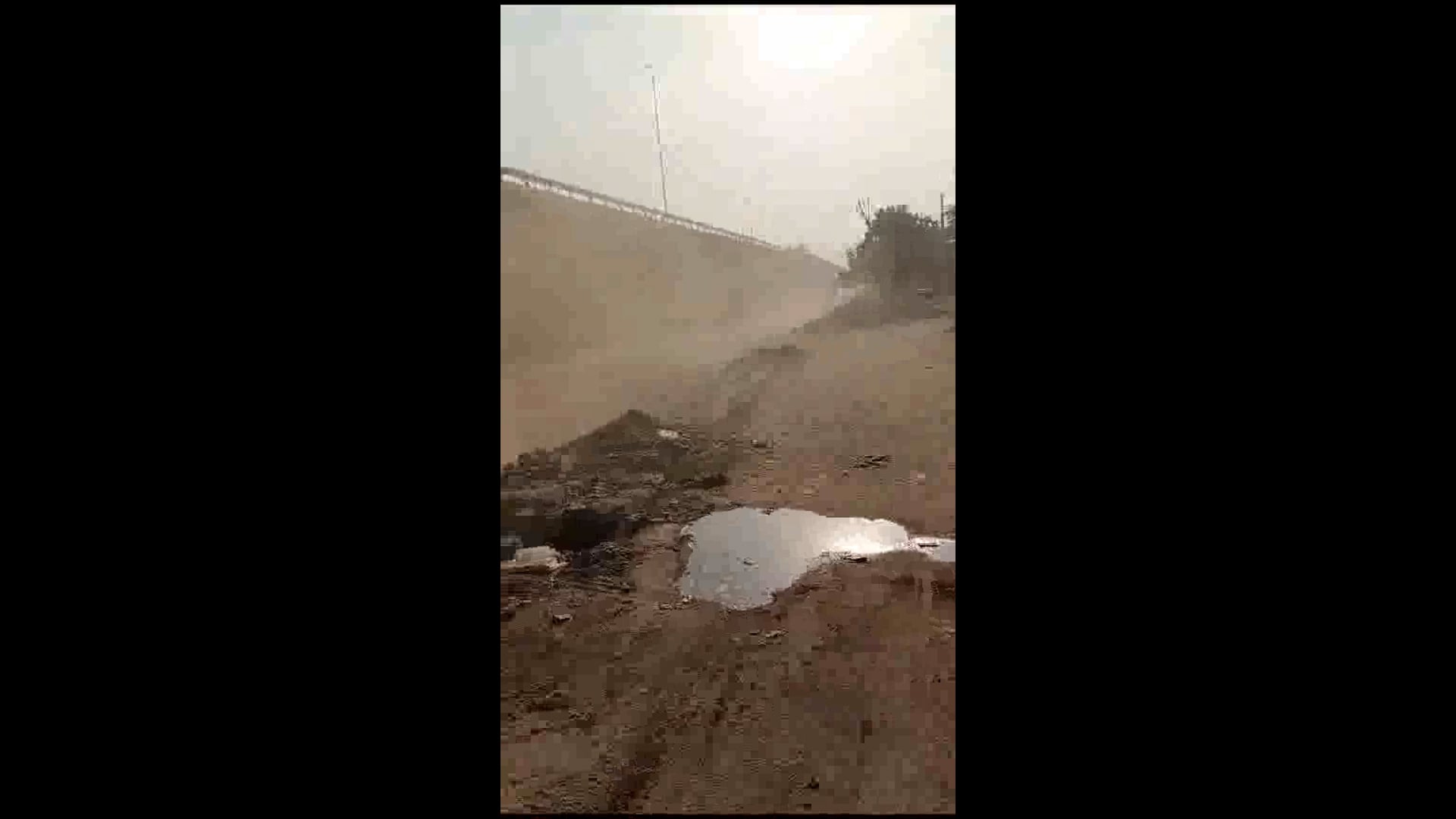 दूदू के मोखमपुरा ब्रिज के दोनों तरफ सर्विस लाइन नहीं बनने के कारण बहुत ज्यादा धूल का गब्बर चलने से दुकानदार परेशान।