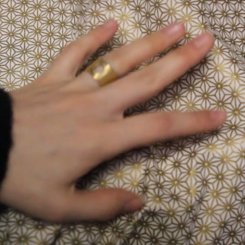 Vidéo: Cretonne 100% coton - Fleur dorée géométrique
