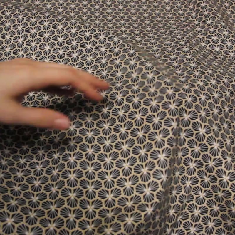 Vidéo: Cretonne 100% coton - Hexagone doré fond noir