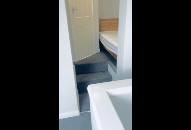 Modern ensuite double room - RG1 Town centre Main Photo