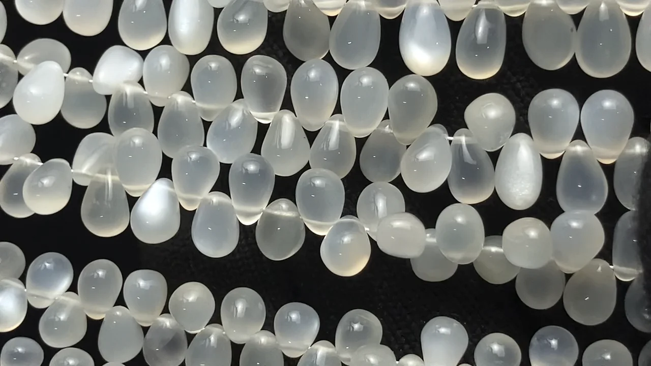 動画】宝石質ホワイトムーンストーンAA++ ドロップ(プレーン) 1連(約