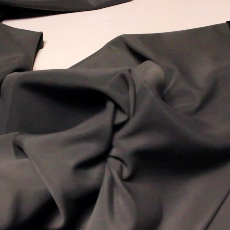 Vidéo: Néoprène contrecollé sur toile 100% laine - Gris & noir (Coupon de 3.20 mètres)