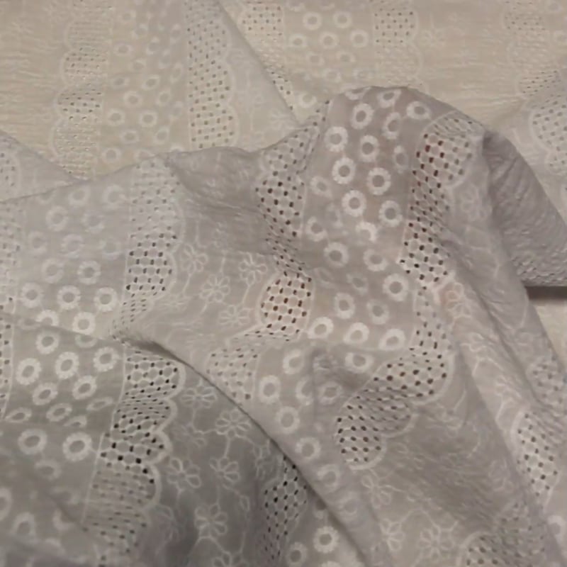 Vidéo: Broderie anglaise 100% coton - Motifs floraux et géométriques en frise blanc optique