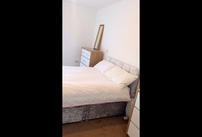 Spacious Double Room [Feltham] Main Photo