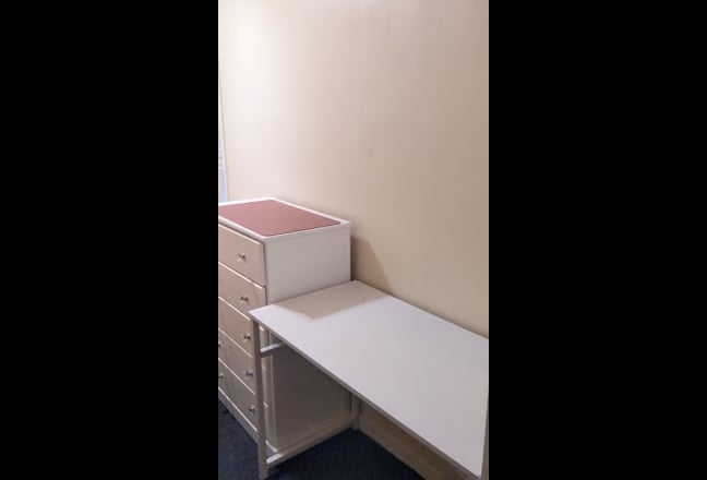 Double room offered near Oval station Main Photo