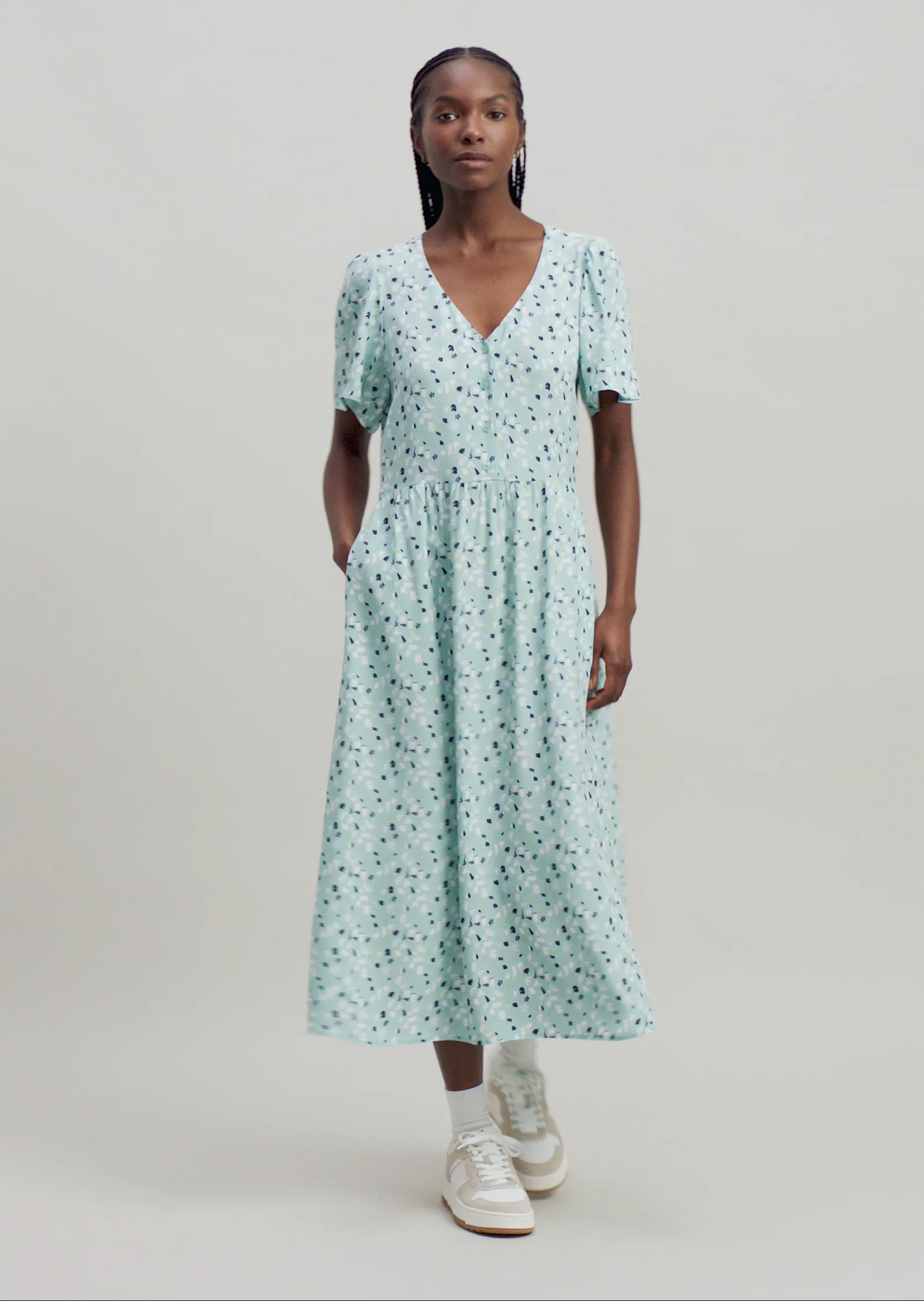 Dress with elastic waist flared made from flowing viscose Dress with elastic waist flared made from flowing viscose