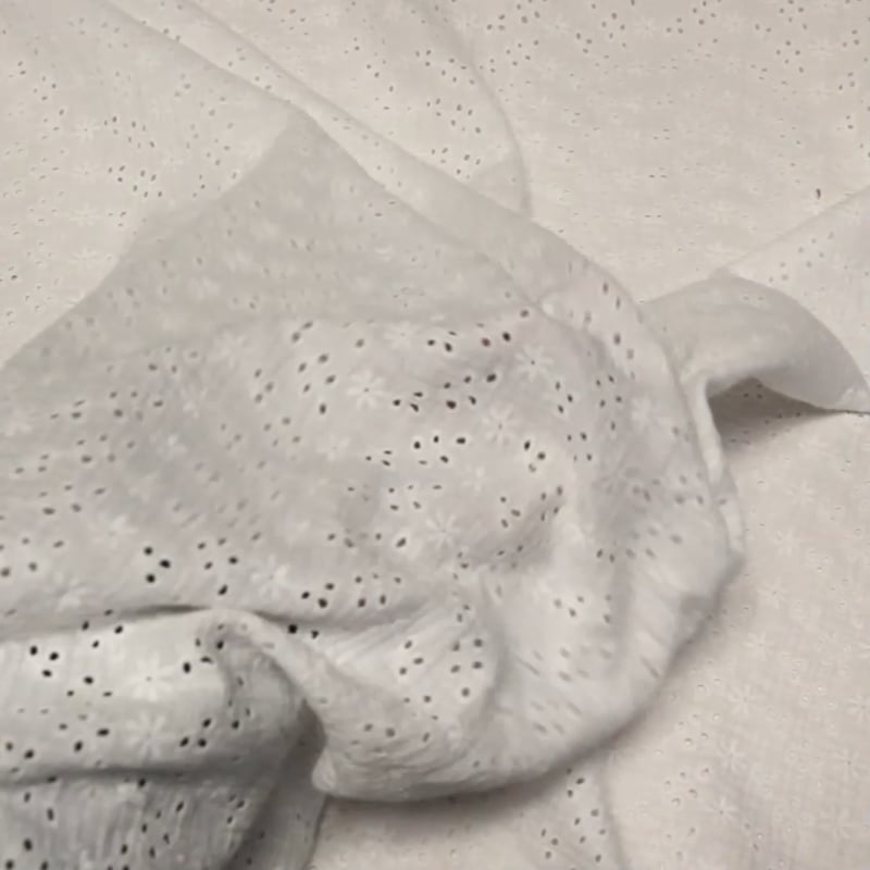 Vidéo: Double gaze 100% coton brodée ajourée - Marguerite blanc cassé