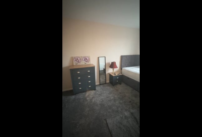 Large Double Room Newly Decorated & Refurnished Main Photo