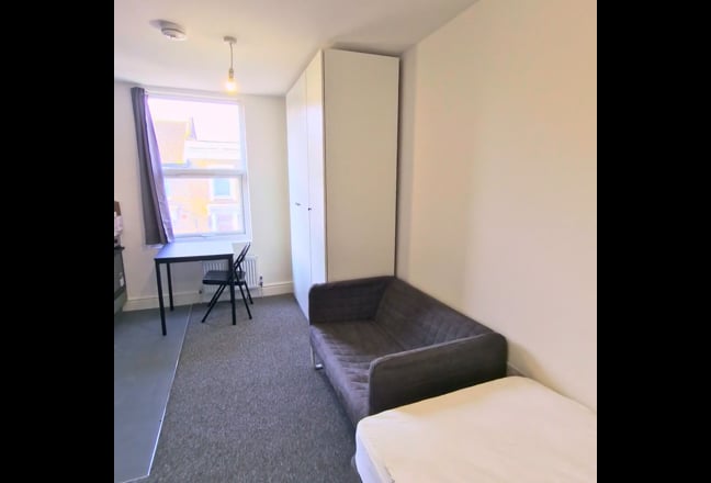 2nd Floor Studio Flat avail on Chatsworth Road E5 Main Photo