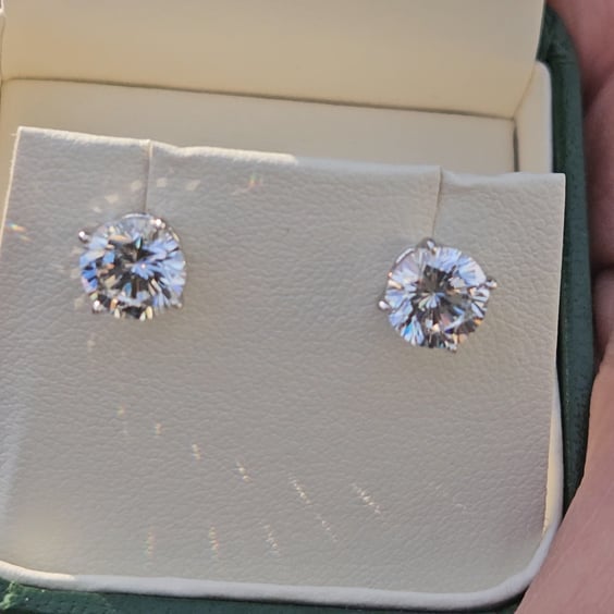 Round Brilliant Studs (1.5TCW-6TCW)