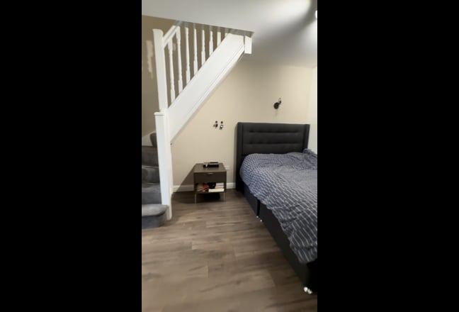 Furnished Large Double Room w Loft – Available Now Main Photo