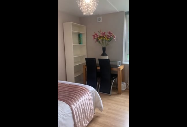 Cosy bright double room in flat Main Photo