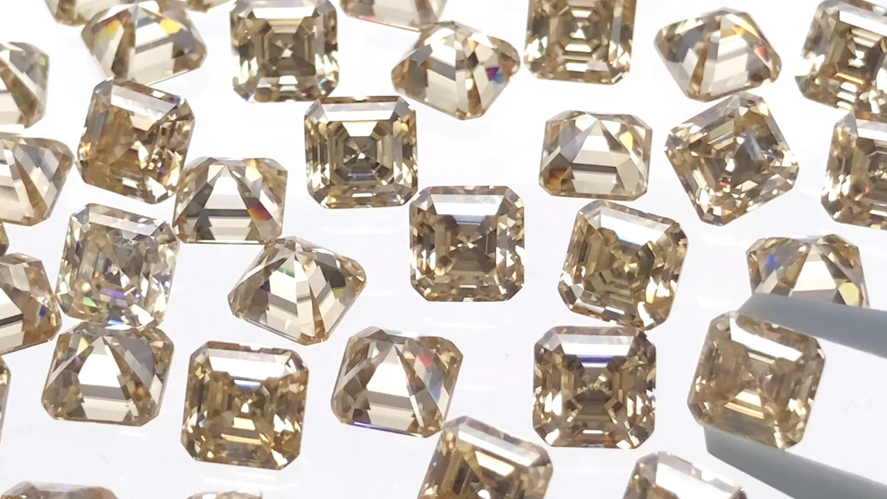 モアサナイト AAA ルース スクエアファセットカット5×5mm 【シャンパン